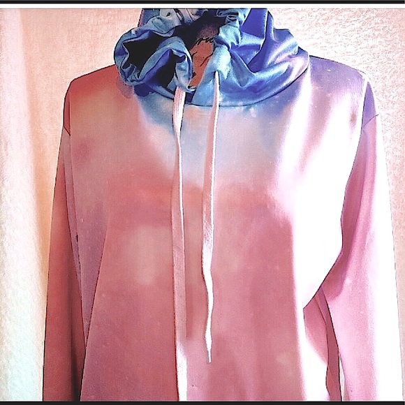 EUC THIS IS A SUPER CUTE&COMFY&SILKY FEEL TYE DYE LONGSLEEVE BOUTIQUE HOODIE!!! - Picture 2 of 6